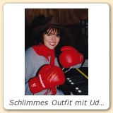 Schlimmes Outfit mit Udo Lindenbergs Hut, Handschuhen von Henry Maske und Walter Momper-Schal. Der Fransenpony macht’s nicht besser.