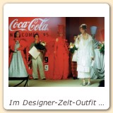 Im Designer-Zelt-Outfit bei der Coca-Cola Modenschau.